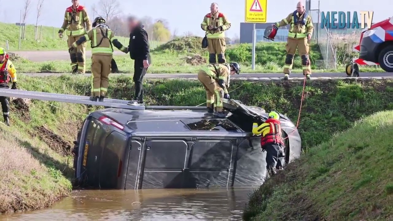 Strażacy ratują kierowcę z samochodu dostawczego w rowie na Postweg w Puttershoek