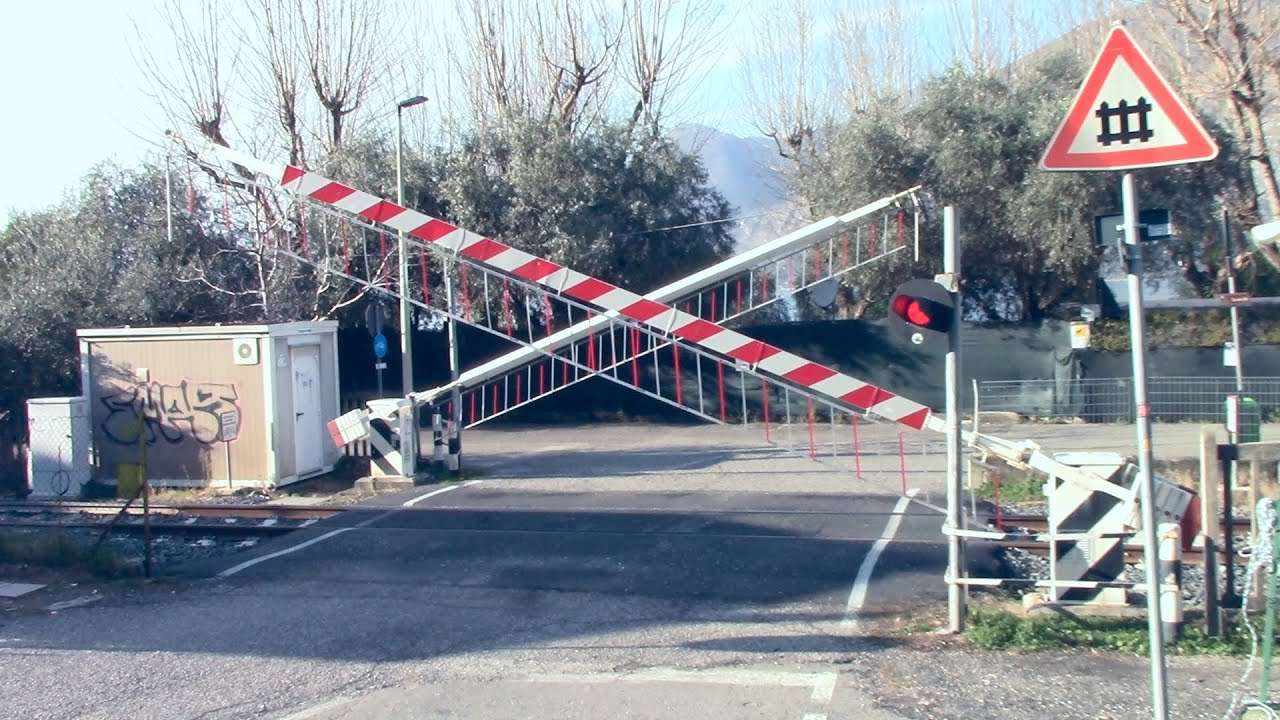 Covelo (I) Passaggio a Livello // Level crossing //