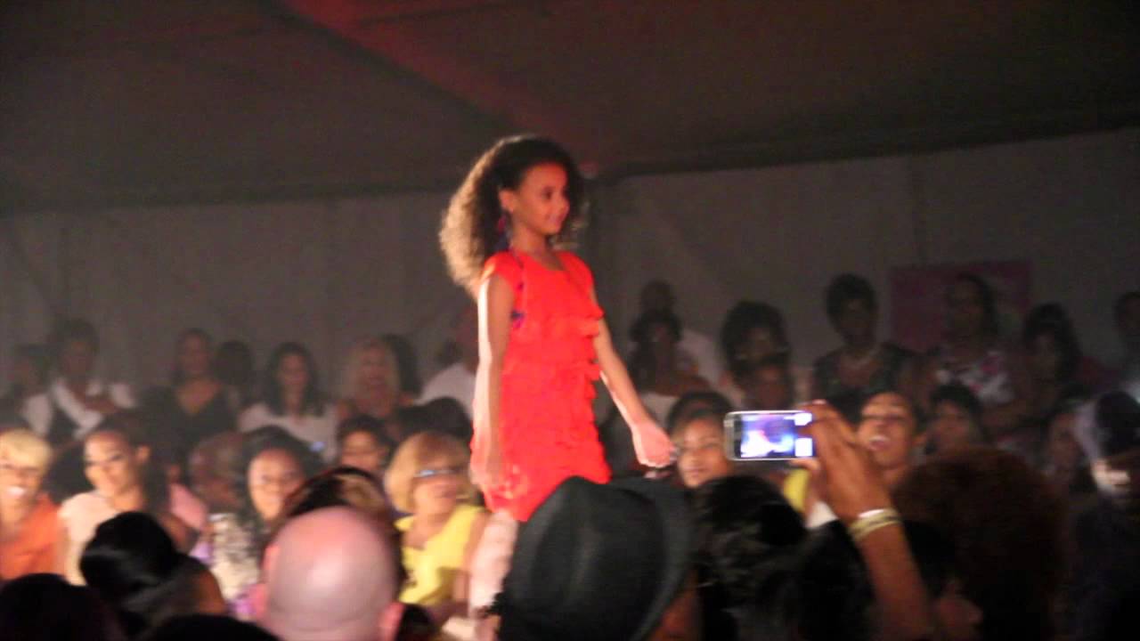 RUNWAY RED   CELEBRITY FASHION SHOW