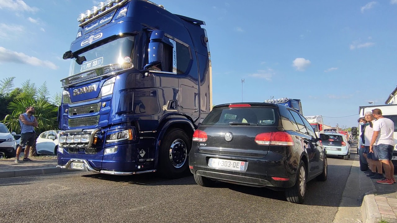 d&eacute;fil&eacute; camion Nogaro pr&egrave;s des ar&egrave;nes