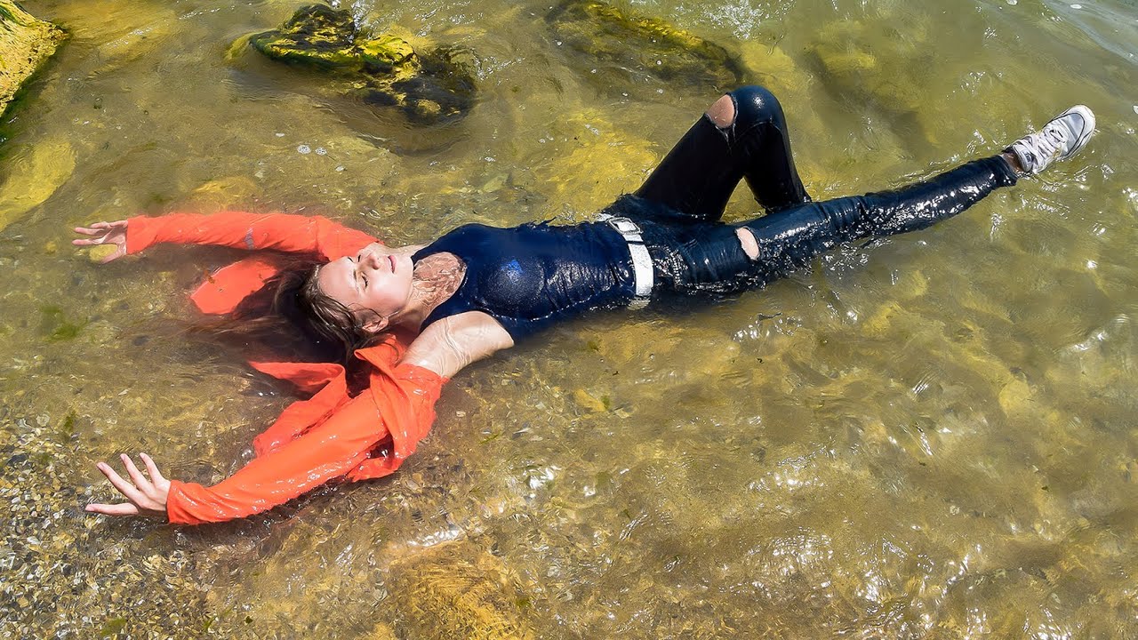 FOR YOU! A CUTE GIRL WETTS ALL HER FASHIONABLE CLOTHES IN THE SEA AND THEN POSES FOR WETLOOK VIDEO