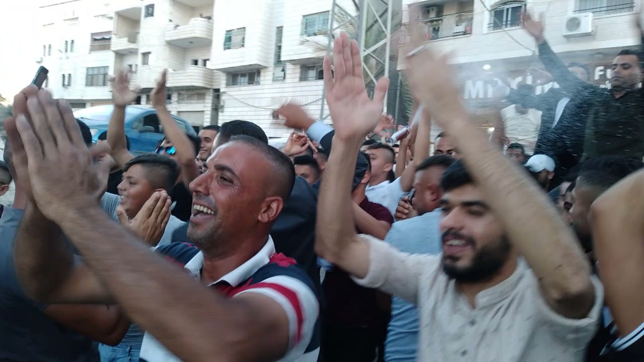 زفة عريس  فلسطيني بطريقة رائعه جدا و تنقلب الموازين لتصبح الزفة مهرجان مع احلى عريس و احلى شباب