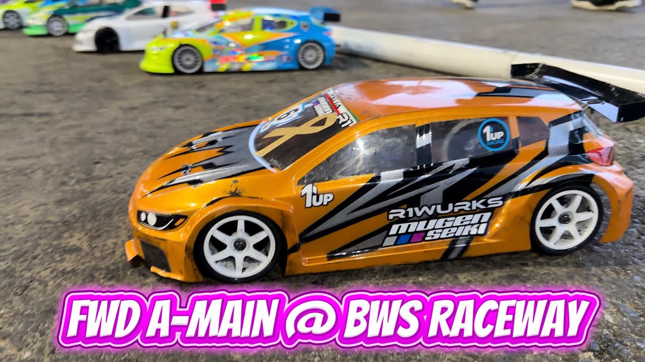 Заезд A-main на переднеприводных автомобилях на трассе BWS Raceway в Перрисе, Калифорния. Состоит...