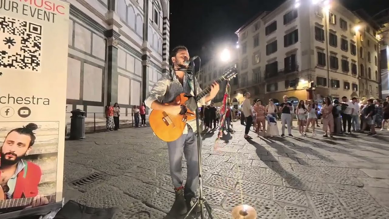 Riempire una piazza con una canzone: artista di strada canta 