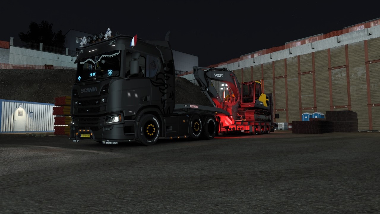 Scania R650 V8 hauling a Volvo crane