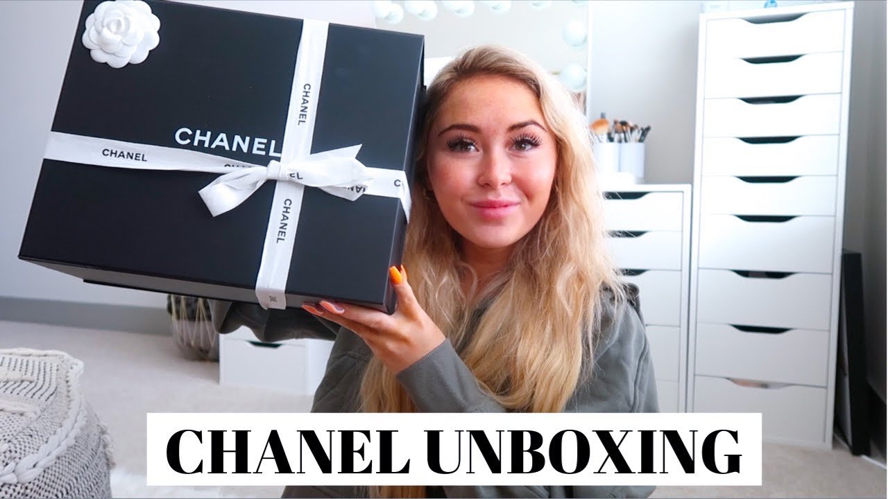 CHANEL UNBOXING || MY FIRST CHANEL BAG EVER! + try-on & review!