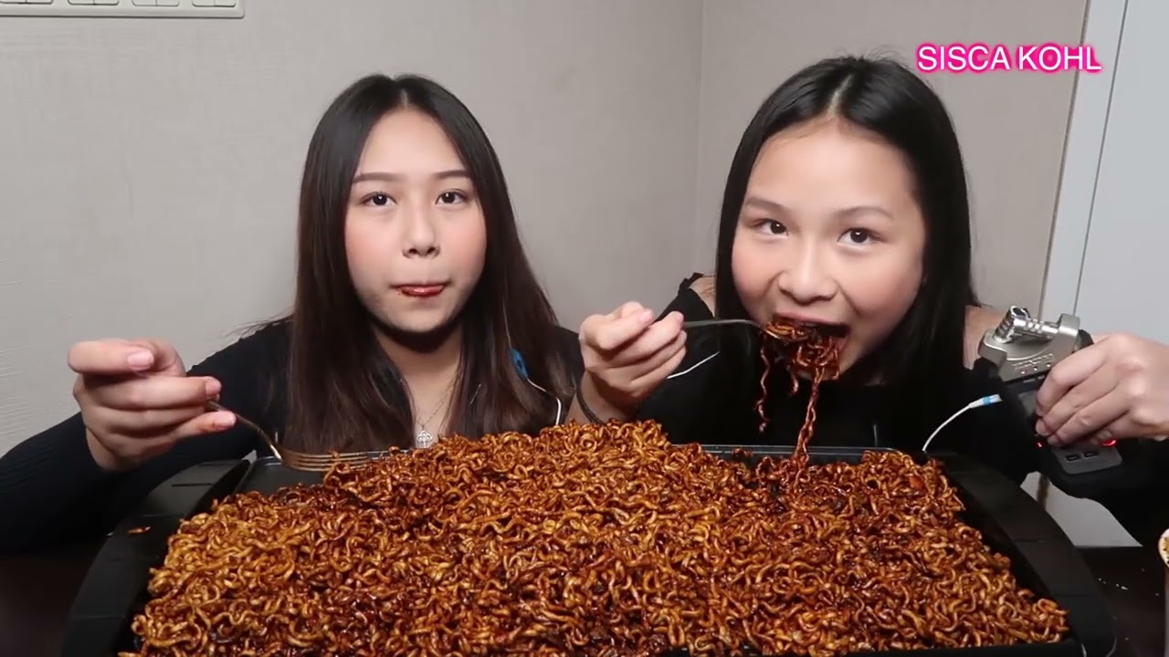 10 PACKS SAMYANG NUCLEAR BLACK BEAN MUKBANG \ Sisca Kohl