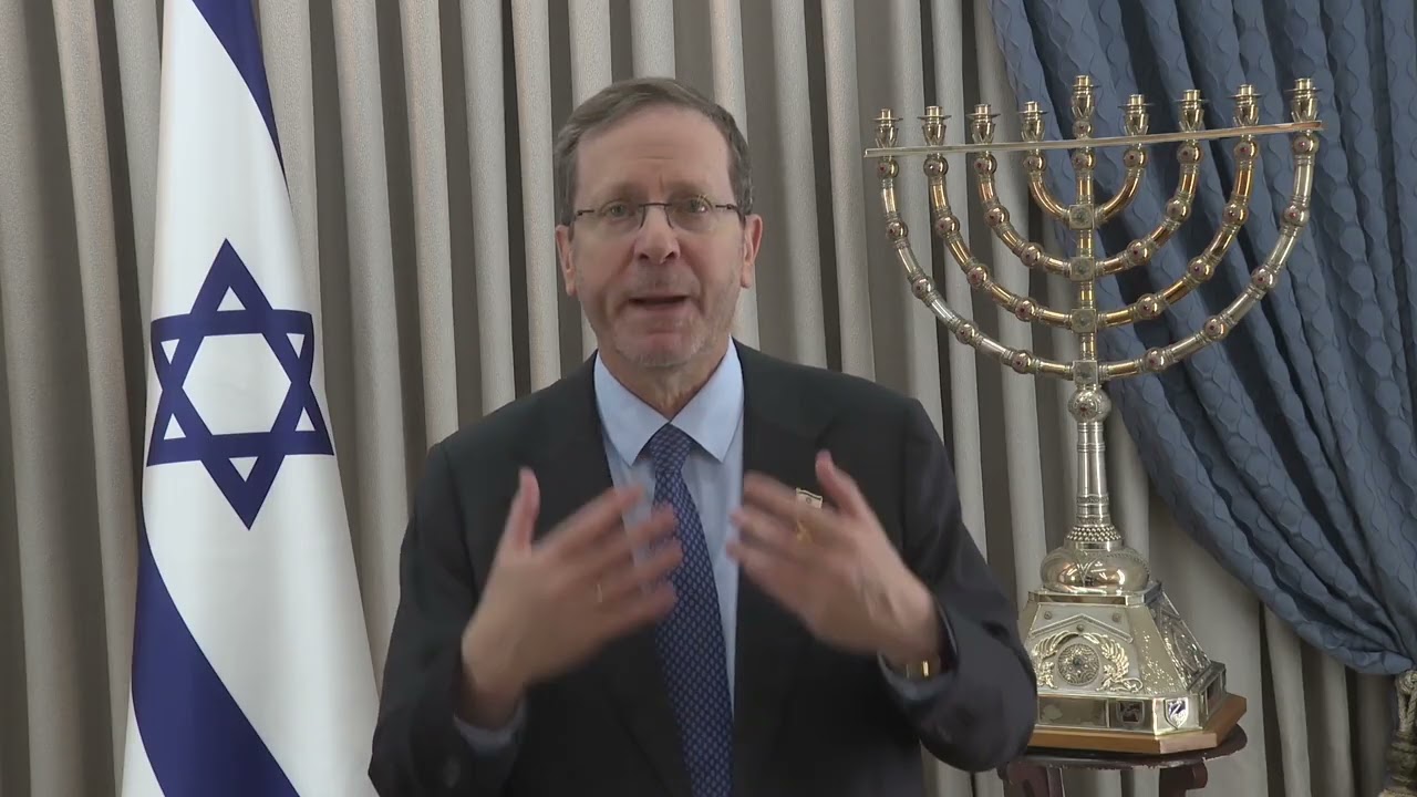 נשיא המדינה יצחק הרצוג מברך את אלי לפיד ומשתתפי השקת הספר 