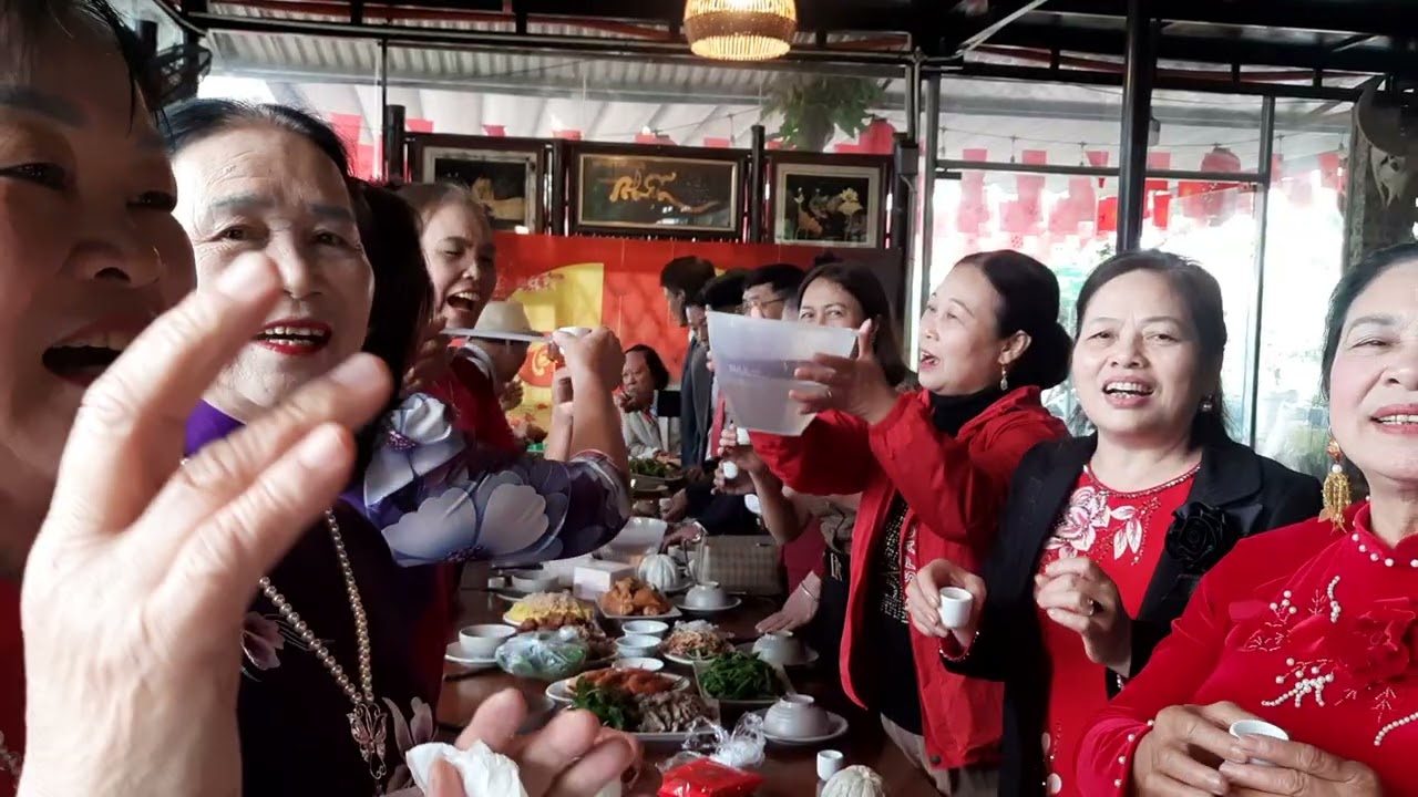 Dự tiệc sinh nhật chủ nhiệm Lý Kim câu lạc bộ hát chèo suối Yến Hương Sơn