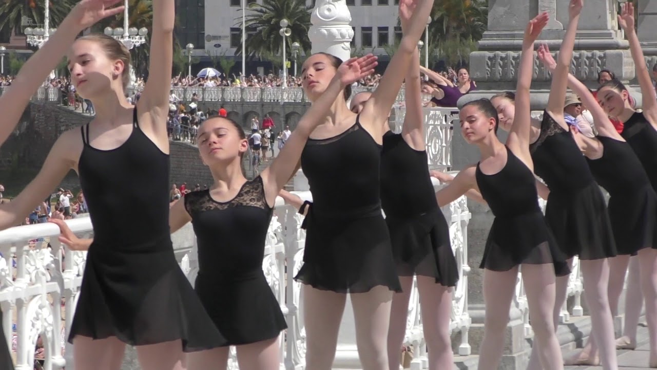 Arte en la Barandilla de La Concha - Ballet dancers in San Sebastián