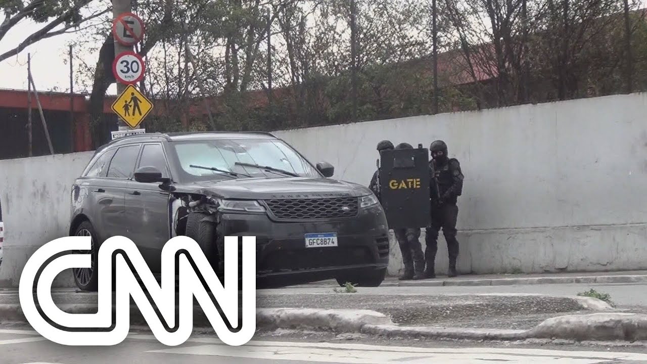 Homem é preso após roubar carro e fazer dois reféns | LIVE CNN