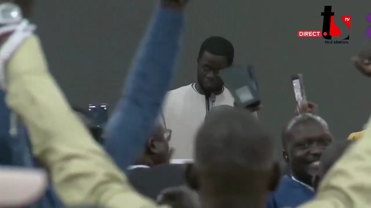 Moment insolite 😱 le courant se coupe en plein discours du Président Bassirou Diomaye Faye
