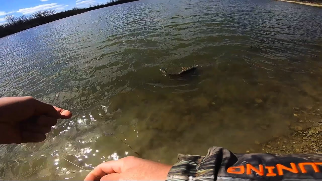 INGENIOSA forma de pescar tiene este pescador, con LINEA y CARRETE de mano