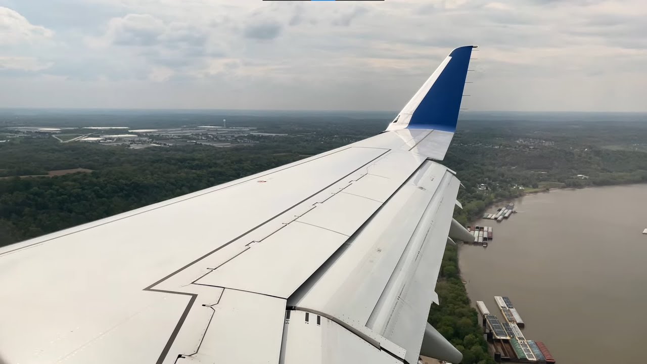 United Embraer 175 Landing At CVG
