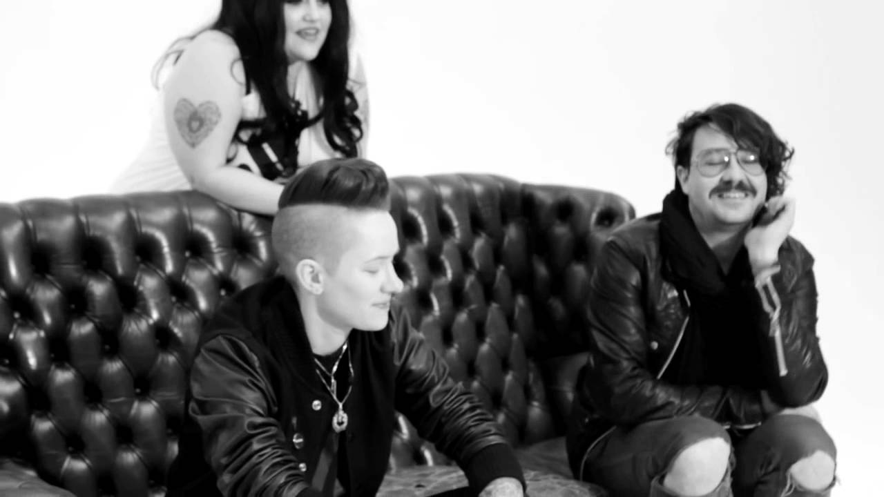 HUNGER TV: GOSSIP - THE FAMILY THAT PLAYS TOGETHER