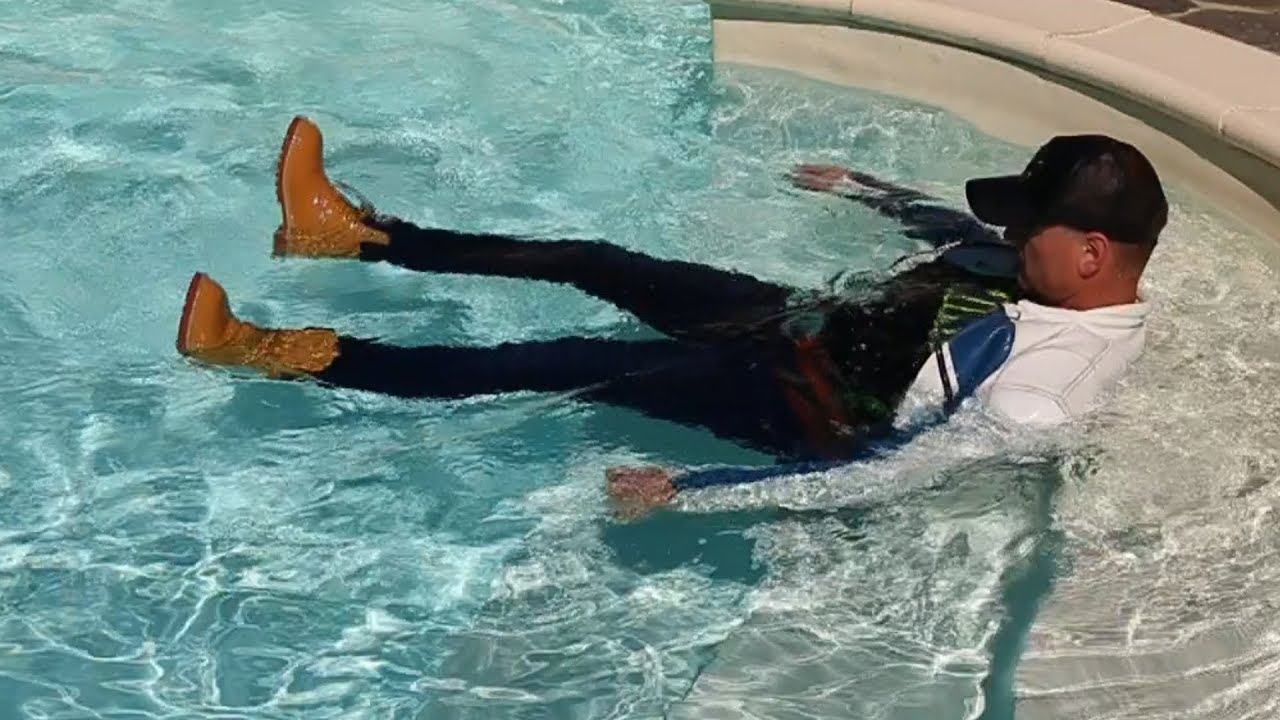 Poolfun with Bikerjacket, Jeans and Timberlands