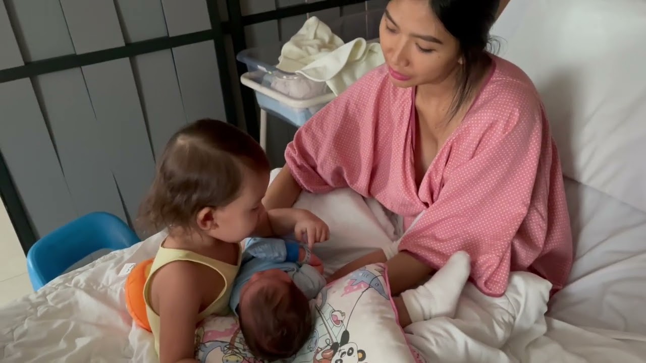 Caring sister Vivian #babylucas #newborn #family 