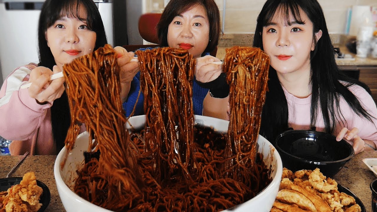 SUB)1분먼저 태어난 쌍둥이언니와 엄마랑 이사기념 대왕짜장면 먹방! black bean noodle TWINS MUKBANG