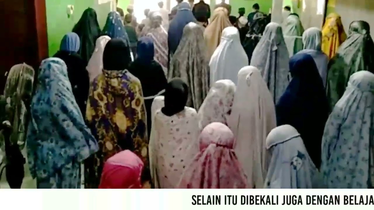 Santri-santri TPQ Al-Insan sedang menunaikan shalat ashar Berjama'ah 