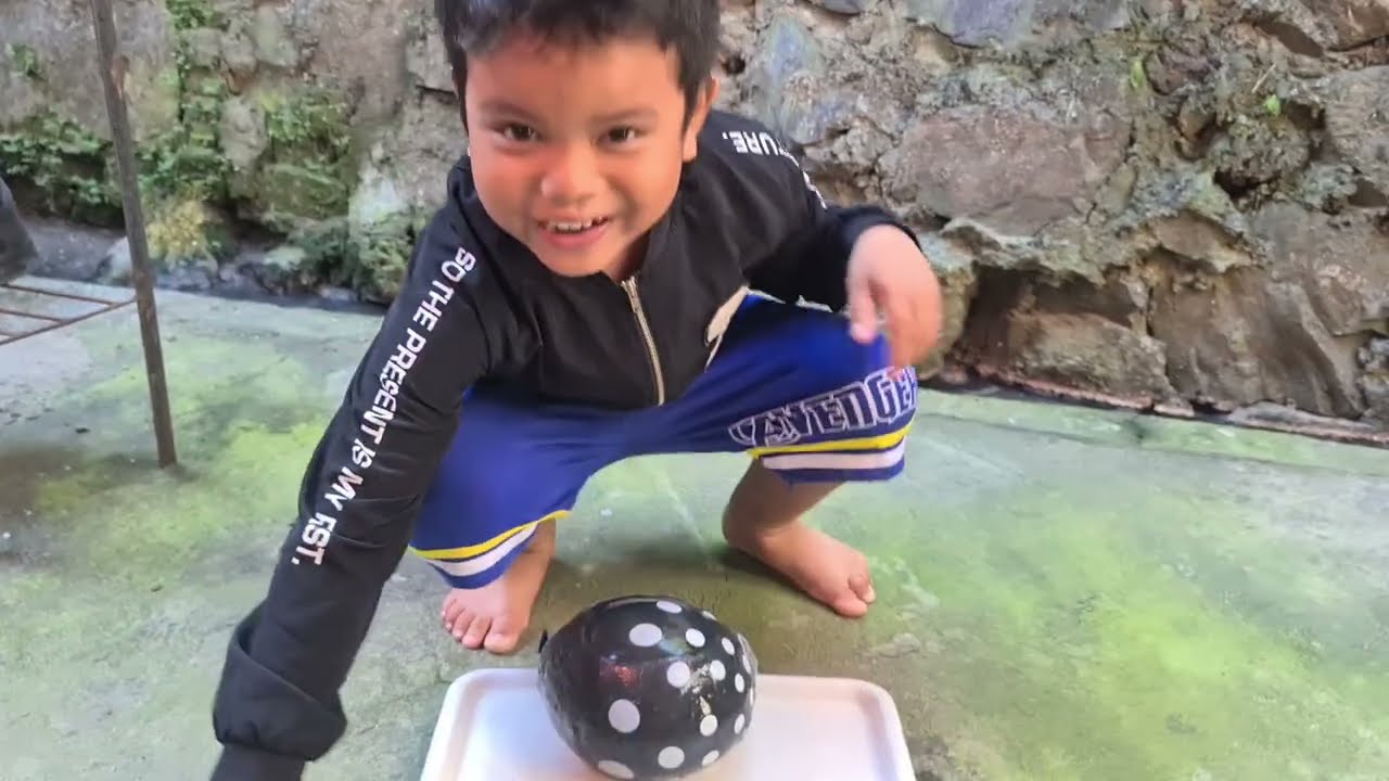 Bermain Pecah Balon Es isi Mainan Lucu lucu | Zefanya Oyanio