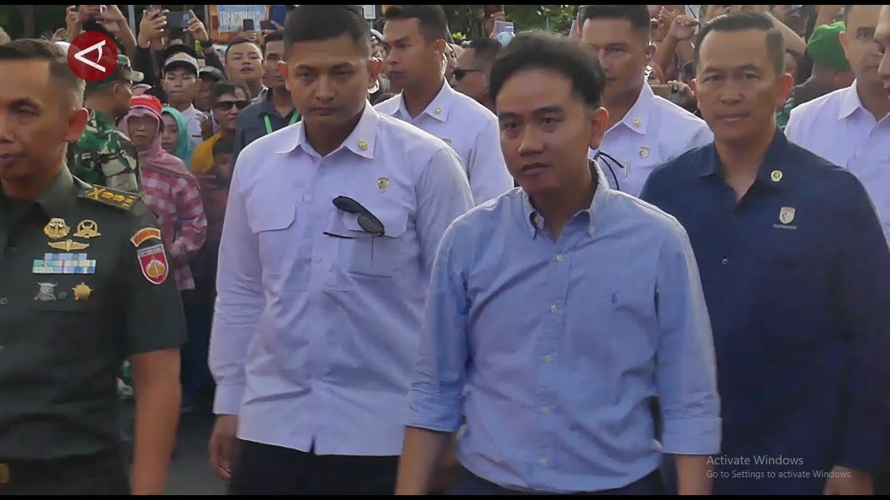 Pelajar dan Warga Sambut Kedatangan Wapres di Depan Akmil Magelang