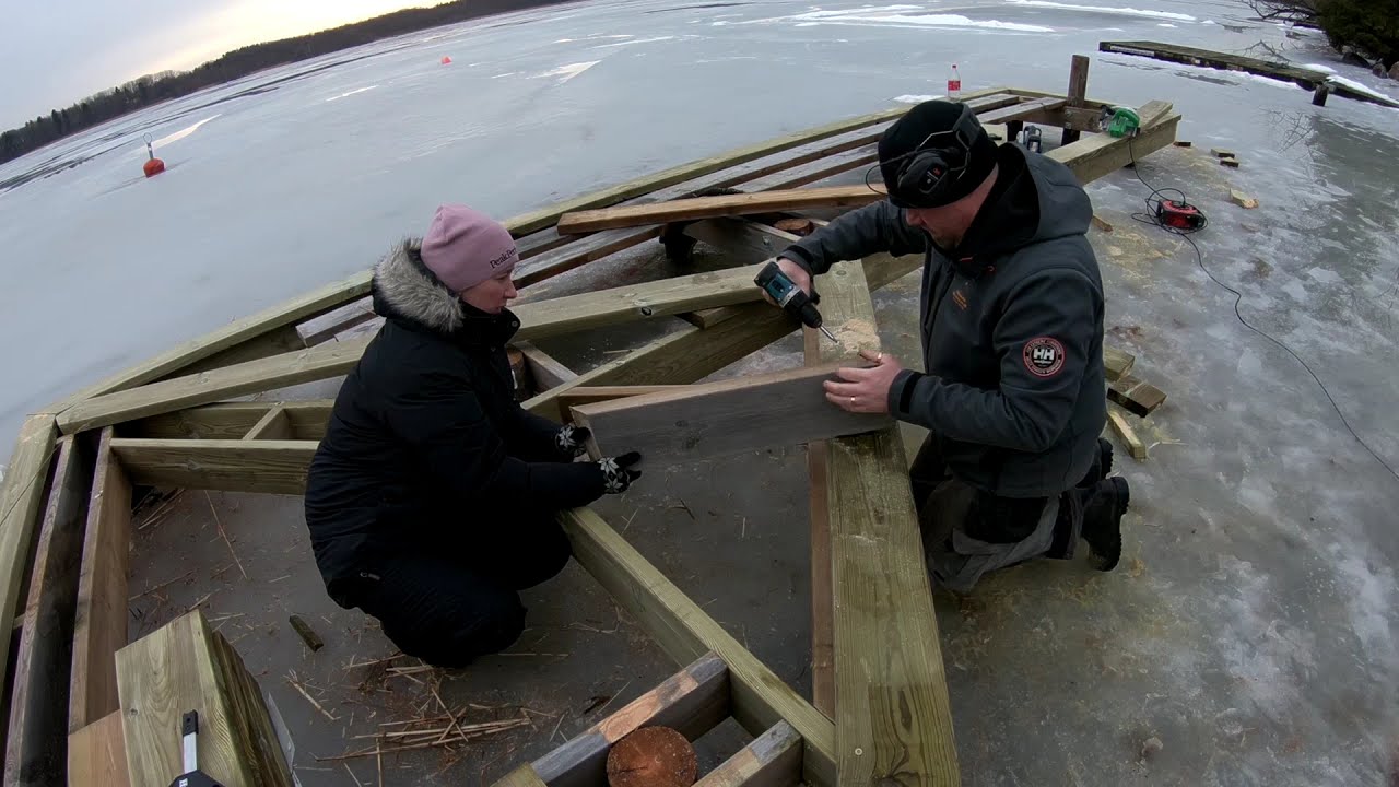 Bygger klart bryggan