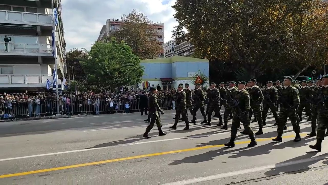 ΛΟΚ: Μακεδονία Ξακουστή και συνθήματα από τις Ε'ΜΚ & Β'ΜΚ στην παρέλαση της Θεσσαλονίκης- 28/10/2022