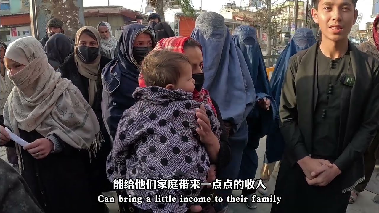 幫助阿富汗街頭單親媽媽,中國人壹口氣送出10個豪華食物禮包,單親媽媽落淚致謝,是中國給了我們希望