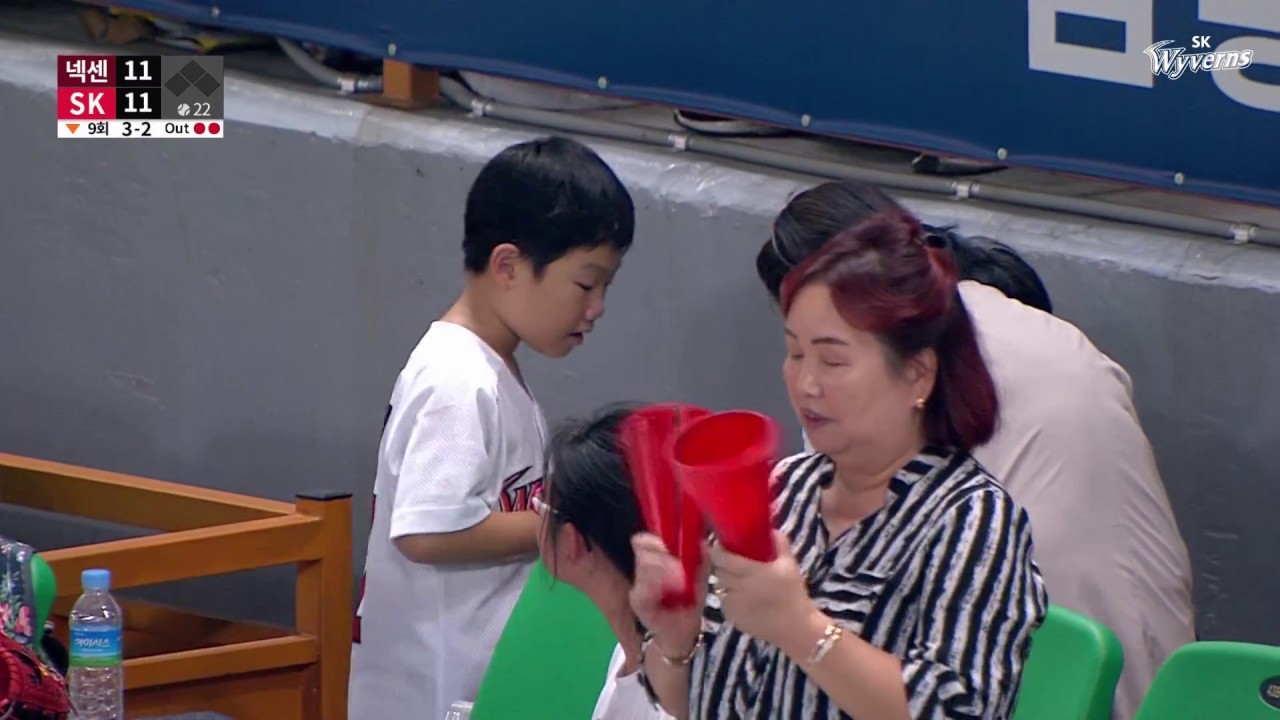 [#Wmoment] 경기는 원점으로! 9회말 투아웃 정의윤의 투런포와 오열하는 어린이팬 (09.05 vs. 넥센히어로즈)