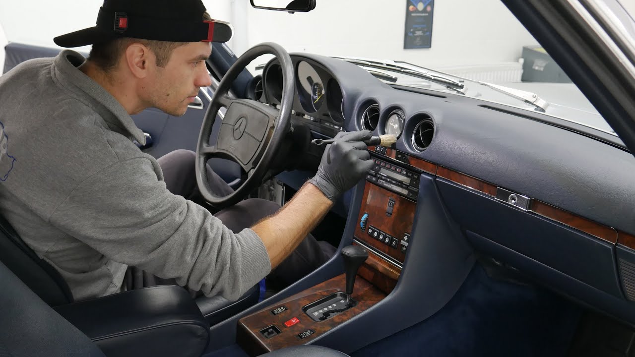 Mercedes SL 560 interior detail