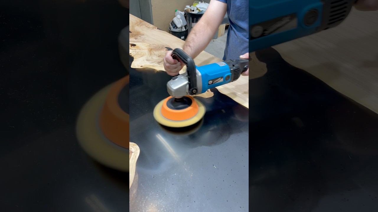 Polerowanie żywicy epoksydowej na wysoki połysk - st&oacute;ł z żywicy Epoxy table