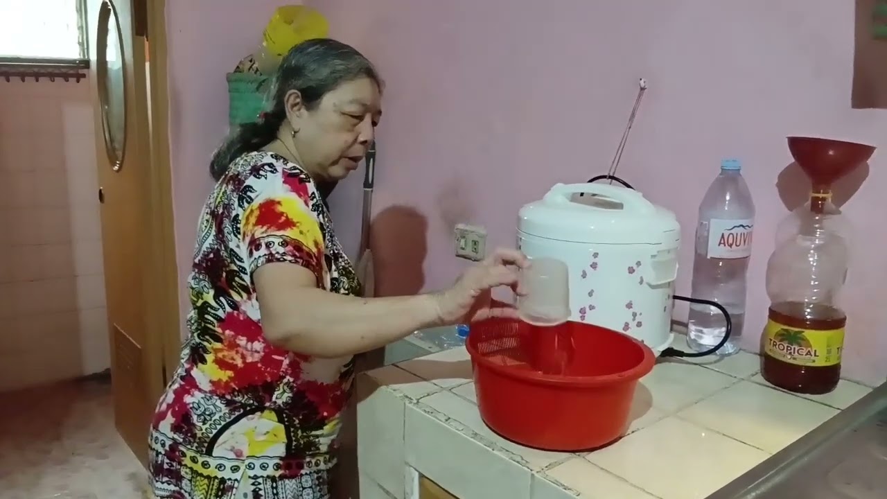 Lagi buat sate ayam tampa tusukan tradisional .