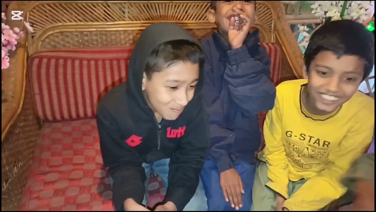 হাসির কথা বললে কেনা হাসে দেখে আসি 😁😁😁😁😁😁😁😁