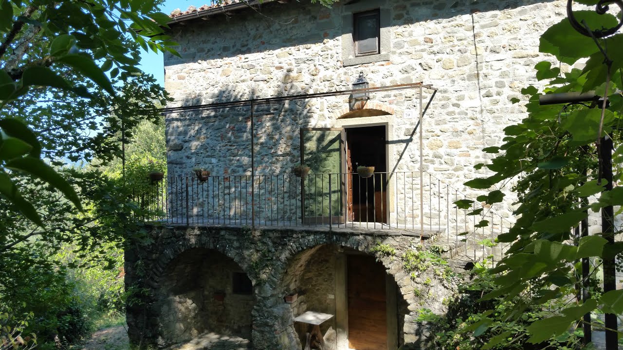Podere con due casali ristrutturati, 1 ettaro di terreno, a due passi da Castiglione di Garfagnana