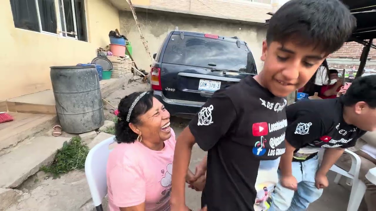 Señorita Juana le manda estos detalles el patrón no tenemos los derechos del autor ni de la letra 