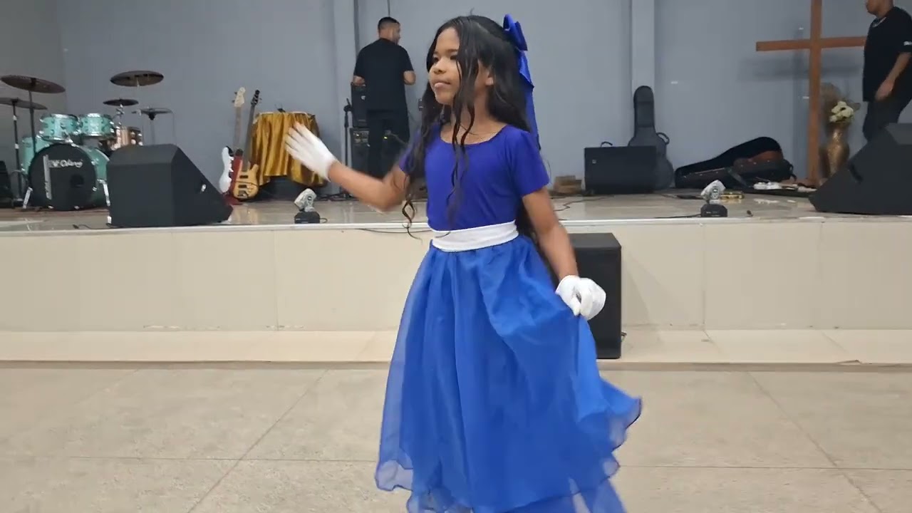 Mirelly Sofia- apresenta coreografia de Dentro pra fora - Julia Vitória 