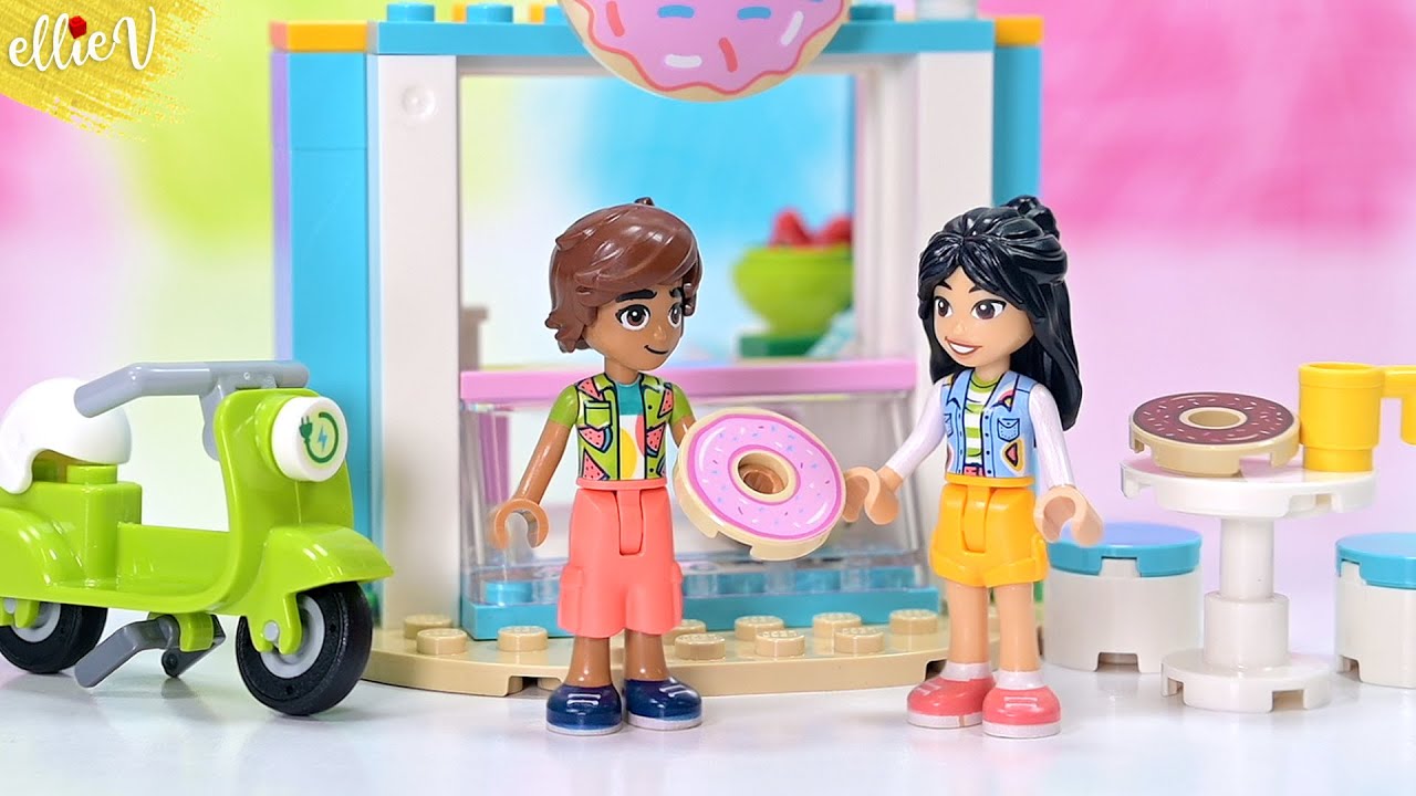 They have giant donuts???? Where do I sign up! Lego Friends Doughnut Shop build & review