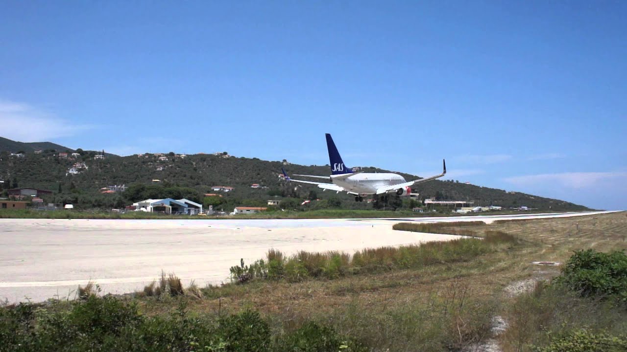 Skiathos Low Approach and landing SAS Boeing 737, Greece