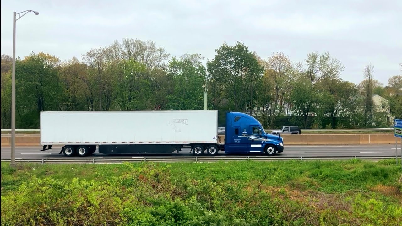 10 minutes of highway ambience and sounds of trucks and other vehicles for relaxation and calmness