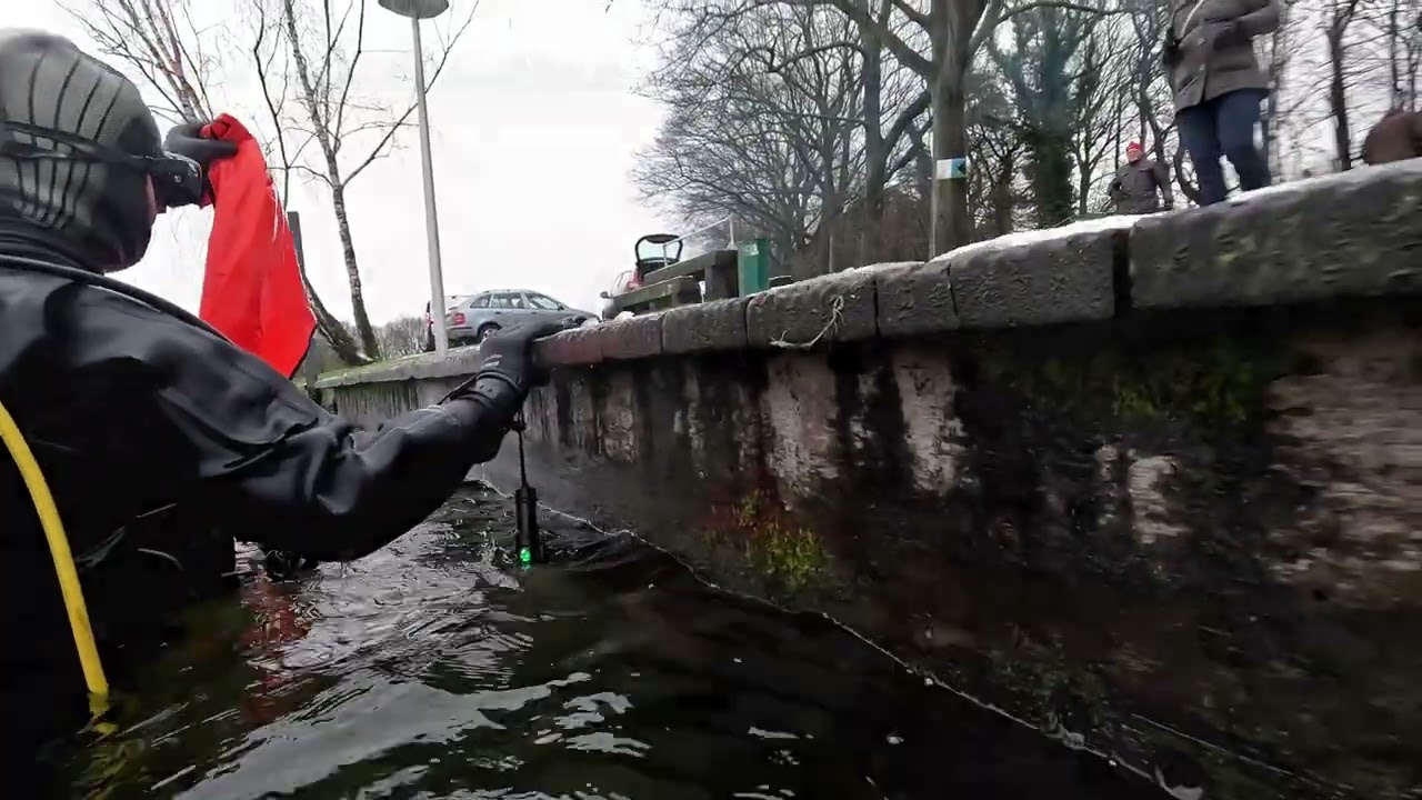 Nieuwjaarsduik met schatkist afzinken en zoeken