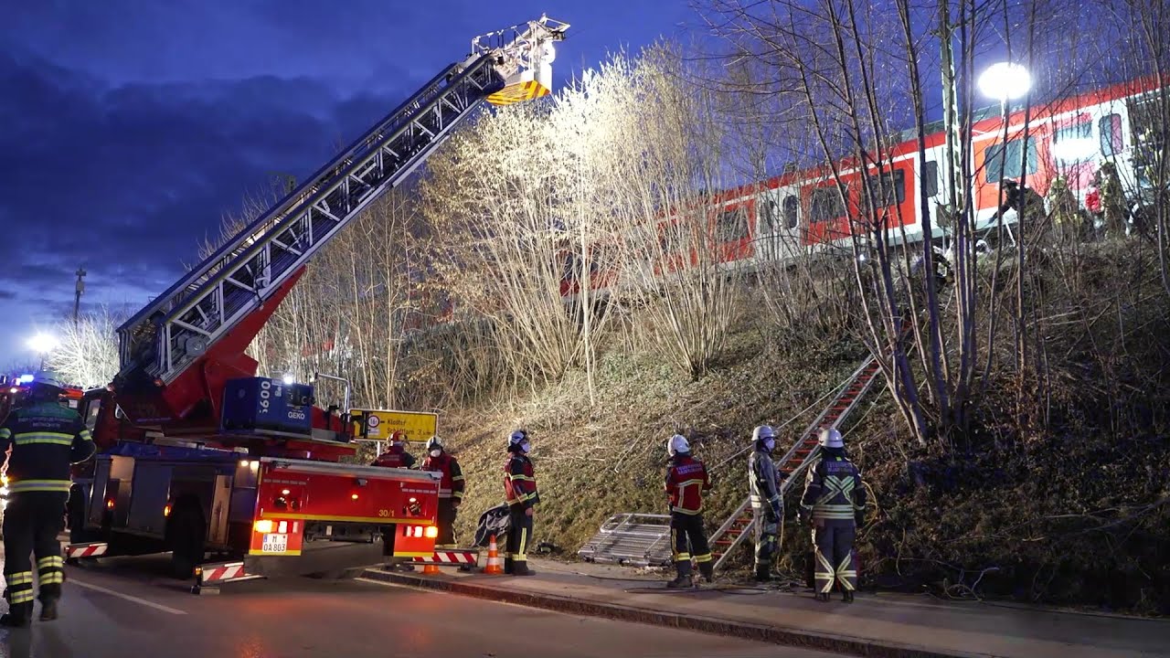 Zugunglueck bei Sch&auml;ftlarn (Lkr. M&uuml;nchen) - Zahlreiche Verletzte - Einsatzkr&auml;fte im Gro&szlig;einsatz