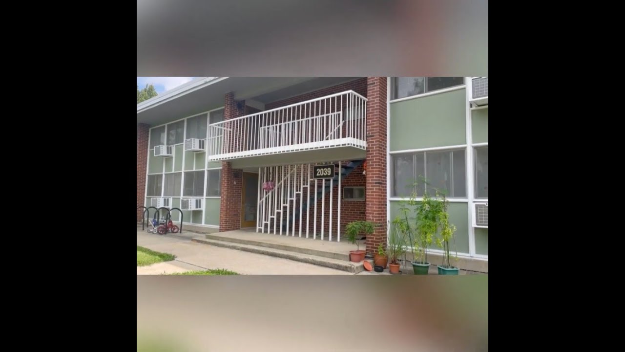 Touring apartemen di Orchard Down, Urbana, Illinois