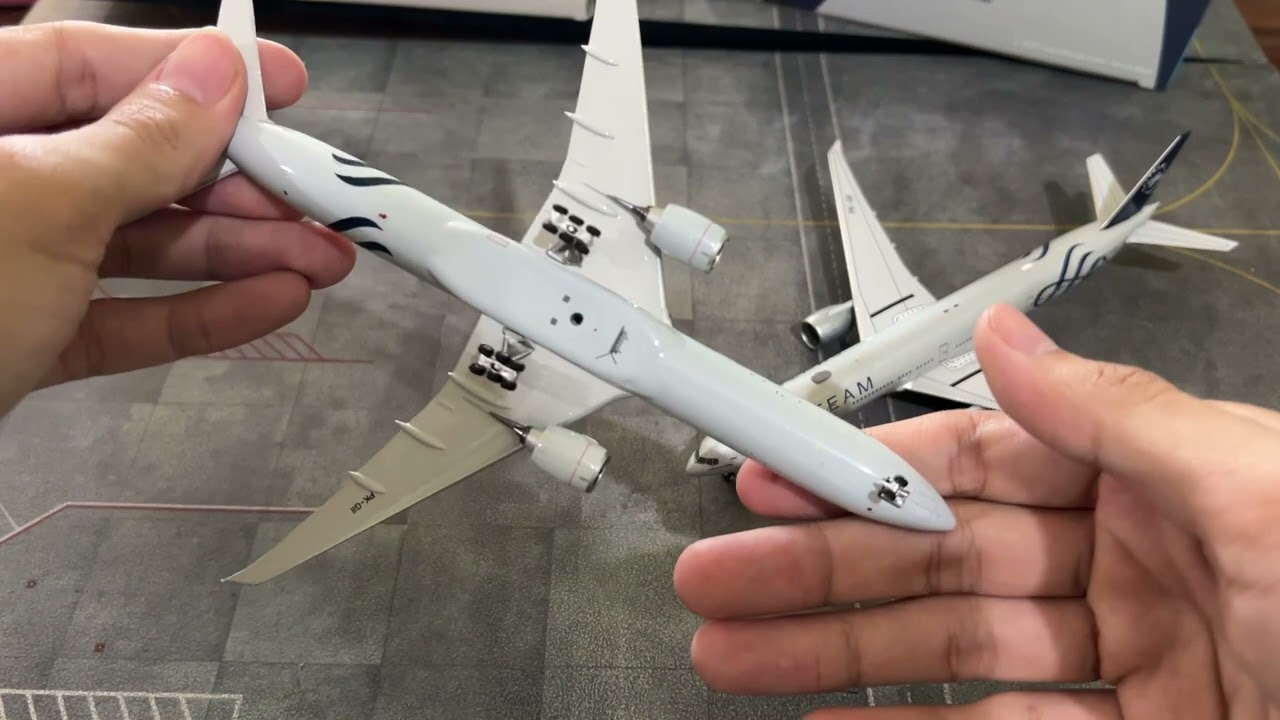 Comparison - Diecast 1/400 Phoenix vs NG Models Boeing 777-300ER Garuda Indonesia Sky Team PK-GII