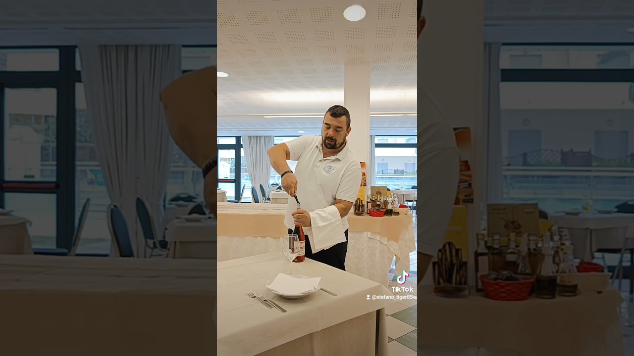 Come stappare un vino a tavolo