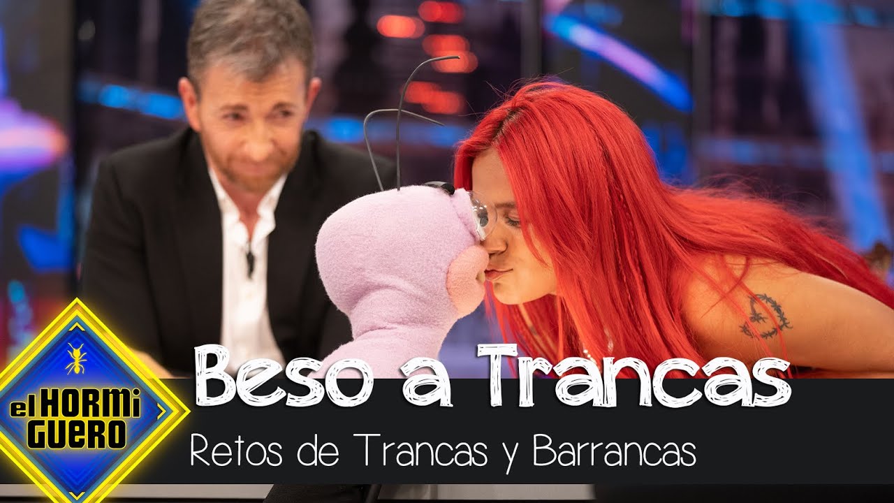 Karol G da un beso de película a Trancas - El Hormiguero