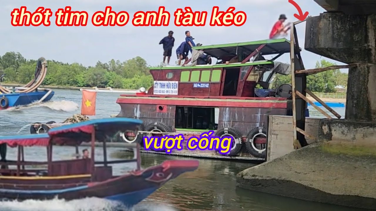 Tàu kéo phải đành hạ capin vượt cống an toàn 
