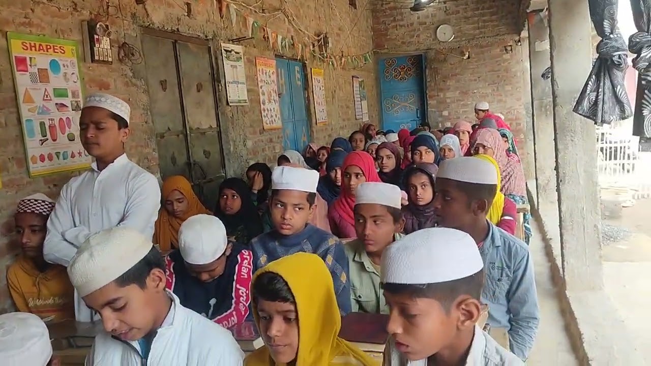 تقسیم انعام کے موقع پر گلاب ابن صابر نعت نبی پیش کرتے ہوئے