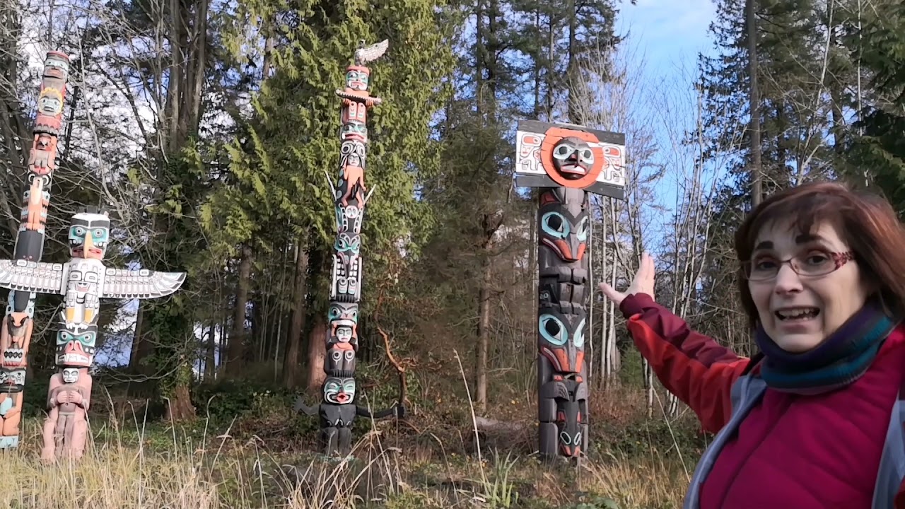 Pepa Llausas y los Totem Pole del noroeste de Canadá.
