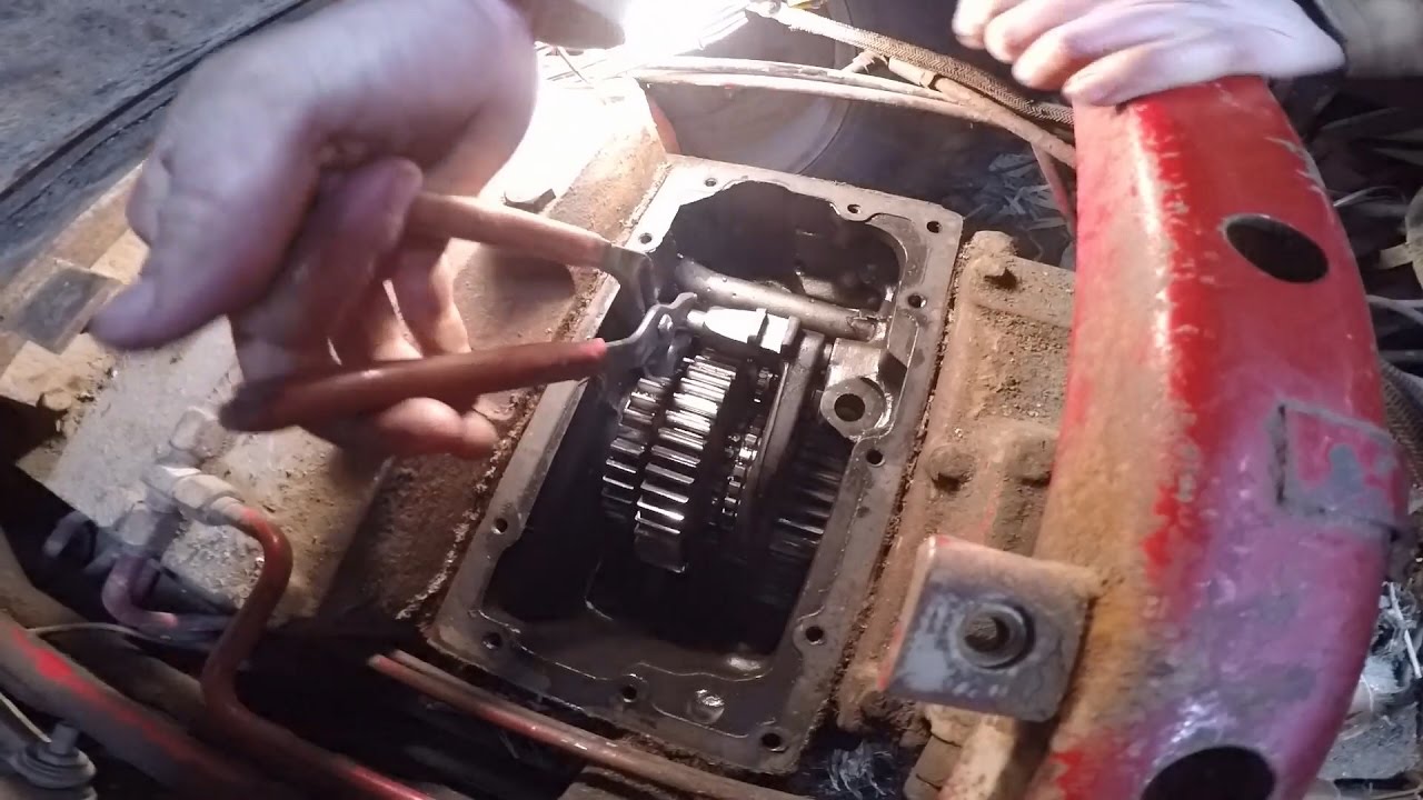 IH 1086 - Removing Side and High/Low Shift Transmission Cover