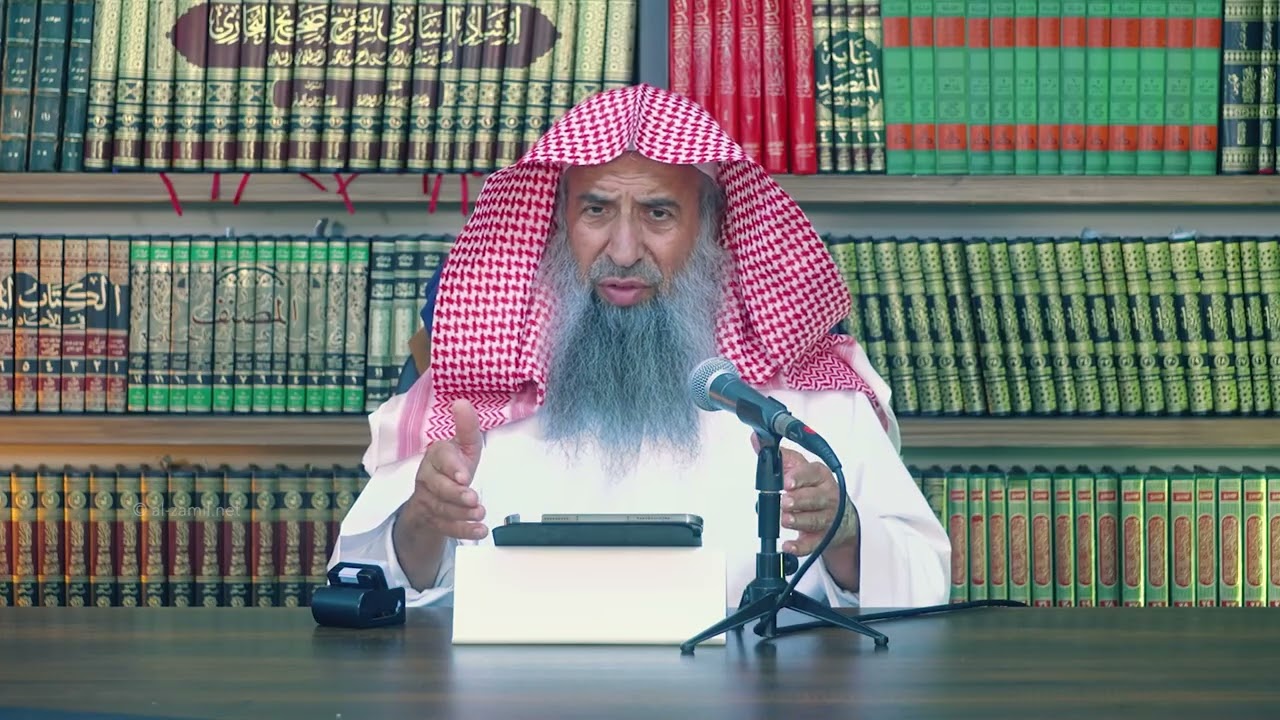 ما حكم حجز الأماكن في المسجد بوضع السجادة ثم الخروج منه؟